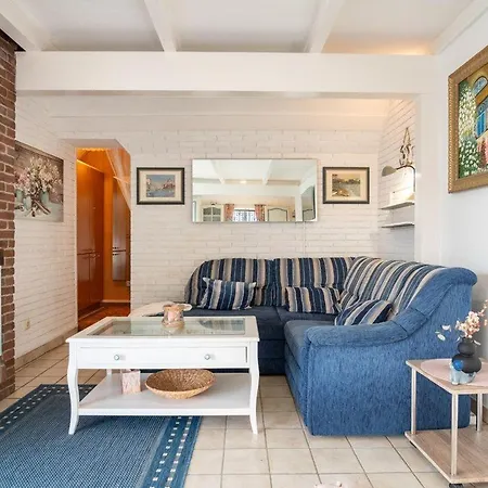 Am-hohen-ufer-reetdach-haus-happy-haus *