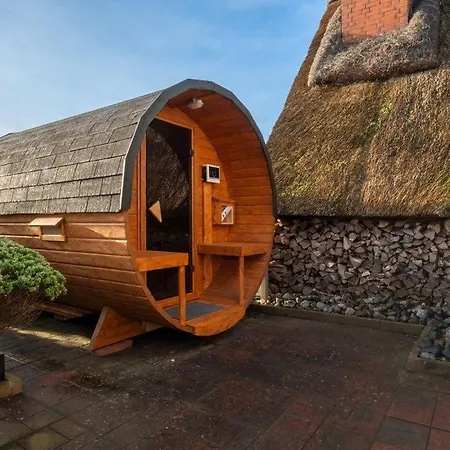 Feriehus Am-hohen-ufer-reetdach-haus-happy-haus