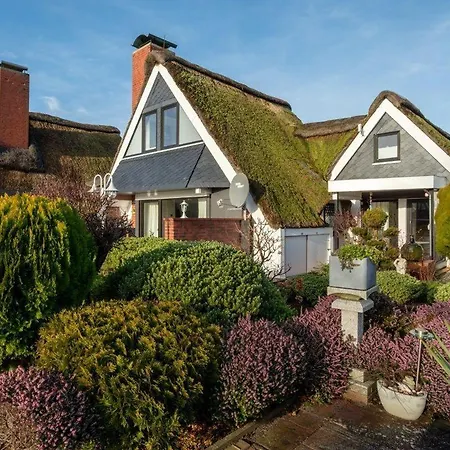 Feriehus Am-hohen-ufer-reetdach-haus-happy-haus *