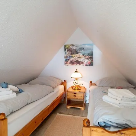 Am-hohen-ufer-reetdach-haus-happy-haus