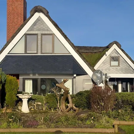 Am-hohen-ufer-reetdach-haus-happy-haus Feriehus