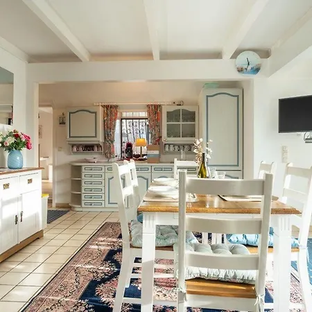 Am-hohen-ufer-reetdach-haus-happy-haus *