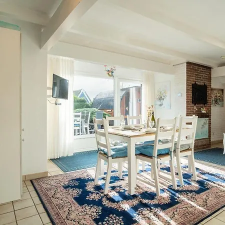 Am-hohen-ufer-reetdach-haus-happy-haus