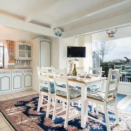 Feriehus Am-hohen-ufer-reetdach-haus-happy-haus