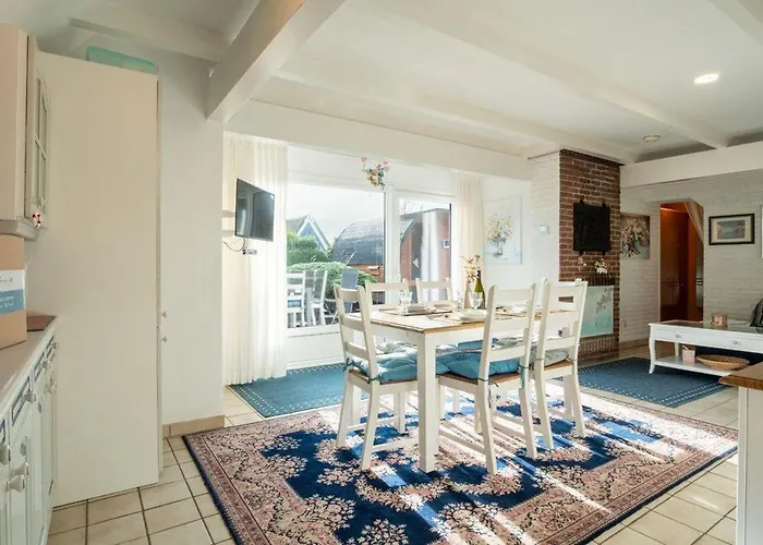 Am-hohen-ufer-reetdach-haus-happy-haus